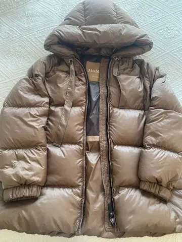 브라운 후드 부착 다운 자켓