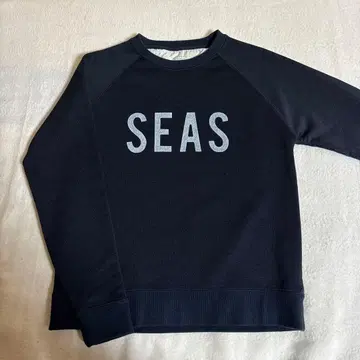 투모로우랜드 MACPHEE 로고 맨투맨 네이비