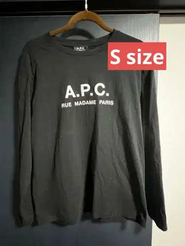 최종 가격 인하! A.P.C. 블랙 자수 긴팔 티셔츠