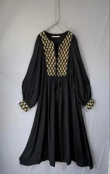 블랙 자수 장식 긴팔 원피스