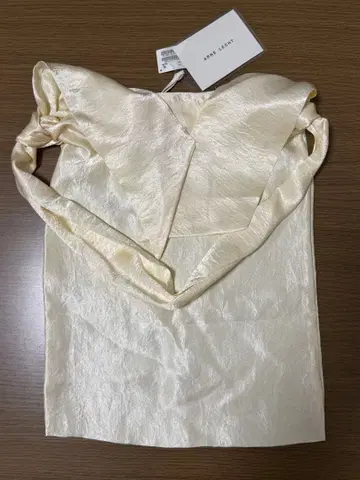 아이보리 새틴풍 토트백 ARNE LECHT