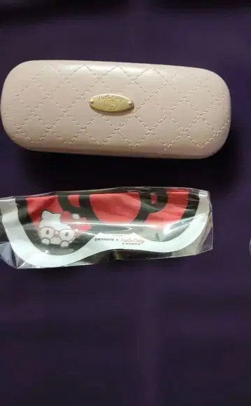 온데즈 키티 안경 케이스, 안경닦이
