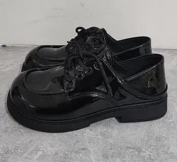 블랙 에나멜 레이스업 슈즈