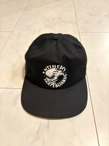 ANTI HERO 블랙 스냅백 캡