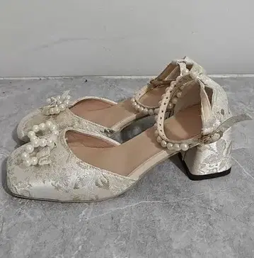 아이보리 펄 장식 앵클 스트랩 샌들