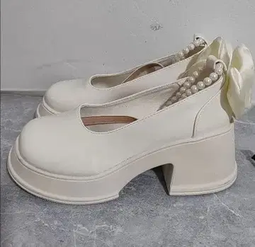화이트 리본 펄 장식 펌프스