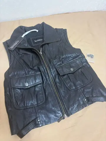 MAX&Co. 블랙 가죽 슬리브리스 자켓