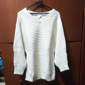 아이보리 V넥 긴팔 니트 오버 사이즈
