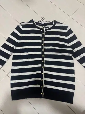 ZARA 블랙 앤 화이트 스트라이프 가디건