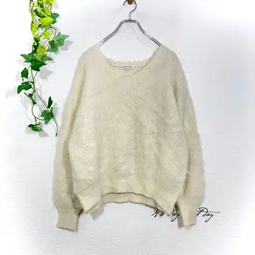 내추럴 뷰티 베이직 V넥 샤기 니트 스웨터 화이트