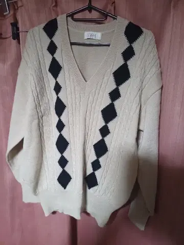 Lies 로트레아몽 LAUTREAMONT 아가일 V넥 울 100%