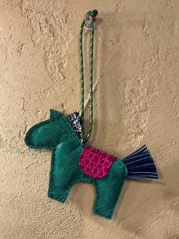 TV에서 소개된 [행운을 부르는 가죽 호스 참]