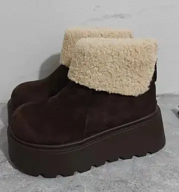 브라운 스웨이드 통굽 부츠 퍼 포함