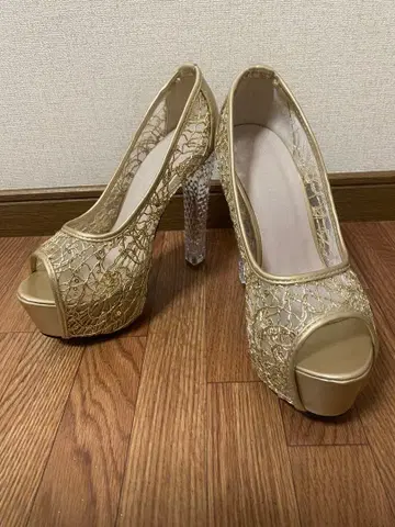 골드 레이스 디자인 하이힐 펌프스