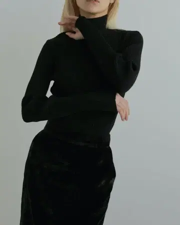 안느크 슬릿 터틀 니트 블랙 2025