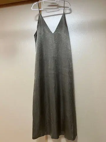 SACRA 아세테이트 새틴 원피스 카키