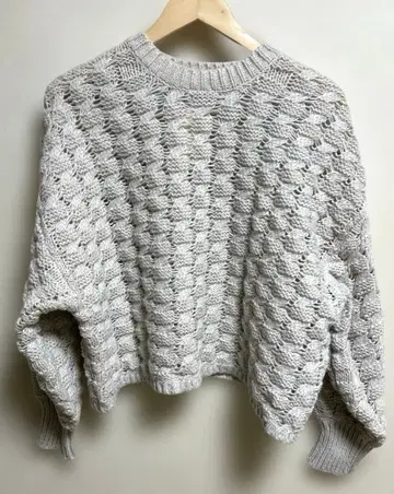 새상품 사만다 모스모스 블루 케이블 니트 풀오버 베이지