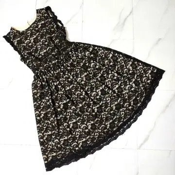 Tiara 슬리브리스 레이스 플레어 드레스 블랙