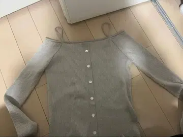 아뉴앙스 그레이 오프숄더 스웨터 F