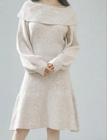 베이지 계열 오프숄더 니트 원피스