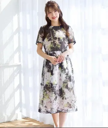 로즈 티아라 반팔 원피스 로즈 프린트 2025년 모델 A라인