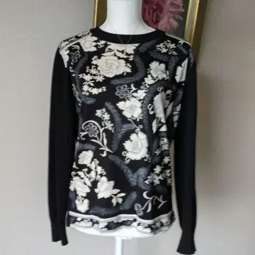 레오나르 블랙과 화이트 꽃무늬 긴팔 상의