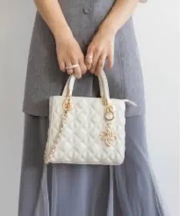 화이트 퀼팅 숄더백