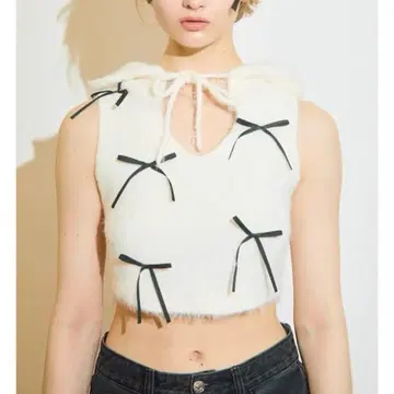 화이트 리본 포함 슬리브리스 스웨터