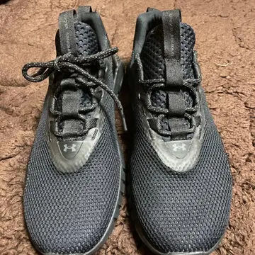 신춘 특별 가격 Under Armour 블랙 스니커즈