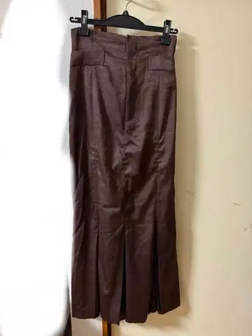 코코딜 COCODEAL 엠보싱 새틴 플리츠 머메이드 스커트 여성용