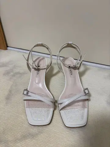 DIANA 화이트 비쥬 스트랩 샌들