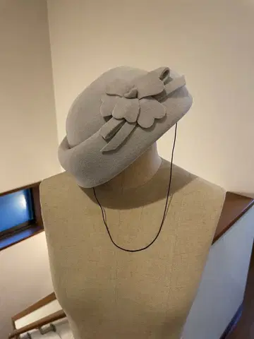 새상품급 그레이 꽃 장식 볼러 햇