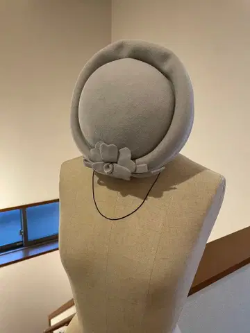 새상품급 그레이 꽃 장식 볼러 햇