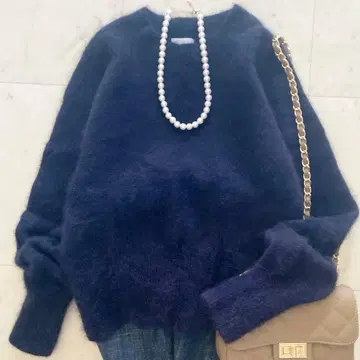 새상품급 헤어리 소매 볼륨 풀오버 니트 네이비