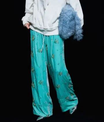 MAISON SPECIAL 비즈 플라워 자수 벨로아 팬츠