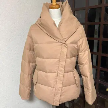 [새상품급] 후드 부착 베이지 다운 자켓