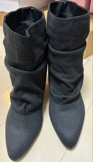 슬라우치 부츠 블랙 펄 버튼 포함