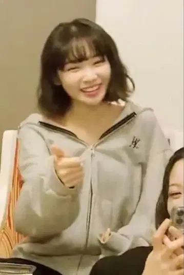 WOOALONG 후드티 LESSERAFIM 채원 착용