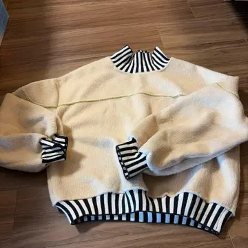 아이보리 플리스풍 긴팔 상의