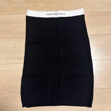 Calvin Klein 타이트 스커트