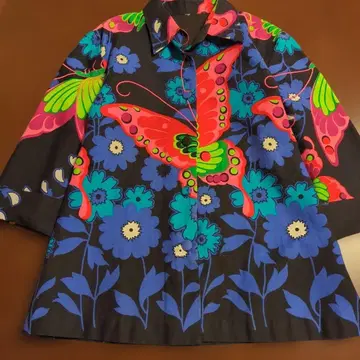 도쿄 구제샵 구매* 나비와 꽃무늬 긴팔 셔츠 버터플라이 배색