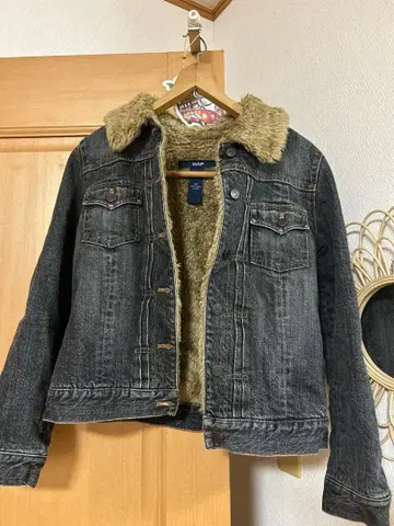 GAP 퍼 달린 다크 데님 자켓