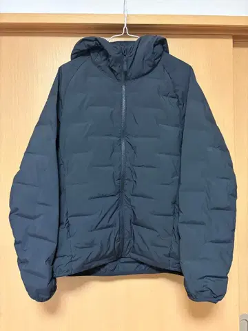 유니클로 퍼프 테크 후드티 블랙 S 사이즈