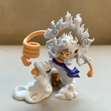 원피스 피규어 구름 위의 캐릭터