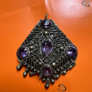 장식적인 보라색 스톤 펜던트