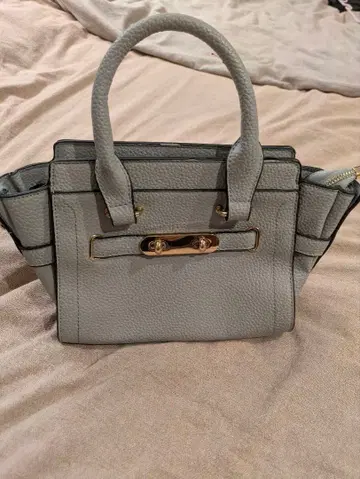 그레이 핸드백 골드 금장 장식