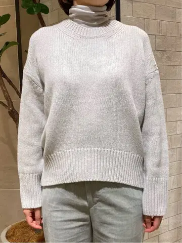 화이트 크루넥 니트 스웨터