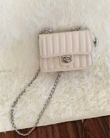 아이보리 화이트 계열 퀼팅 숄더백 노브랜드