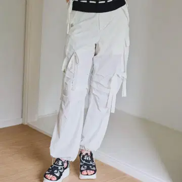 미사용 새상품 idem 리본 나일론 카고 팬츠 화이트 S 사이즈