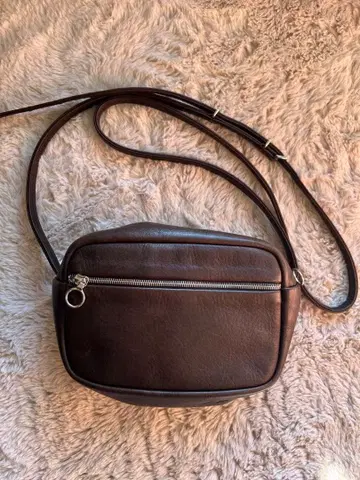 aeta 다크 브라운 가죽 숄더백